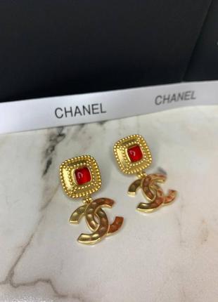 Брендові елегантні сережки у вінтажному стилі з логотипом та червоним камінням4 фото