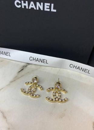 Стильні брендові сережки з цирконами у формі логотипу бренду