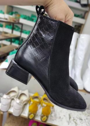 Женские ботинки из натуральной замши комбинированной кожи под рептилию в чёрном цвете на невысоком каблуке3 фото