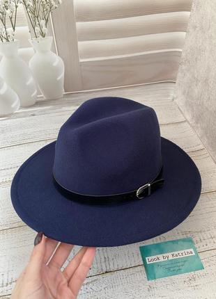 Темно-синяя шляпка федора с ремешком2 фото