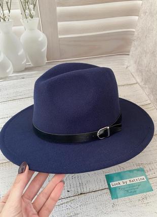 Темно-синяя шляпка федора с ремешком3 фото