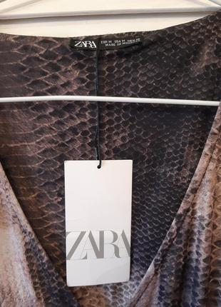 Стильное платье в змеиный принт, на пуговичках с v образным вырезом zara7 фото