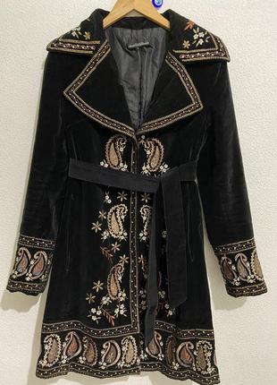 Велюрове / оксамитове / бархатне чорне пальто з вишивкою