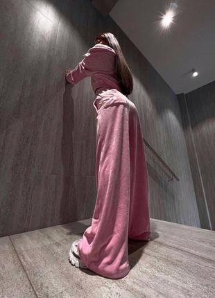 Велюровий теплий прогулянковий костюм, велюр плюш на хутрі, м'який спортивний комплект: штани кльош + кофта на змійці, чорний, рожевий5 фото