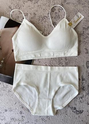 Белое бесшовное женское нижнее белье