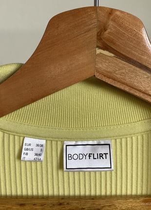 Жовта трикотажна кофта поло body flirt sustainable product8 фото