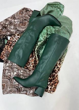 Женские сапоги из натуральной кожи зелёного цвета на устойчивом каблуке3 фото