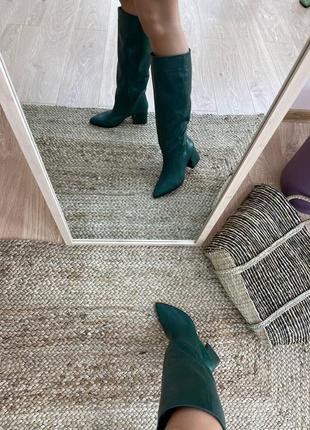 Женские сапоги из натуральной кожи зелёного цвета на устойчивом каблуке2 фото