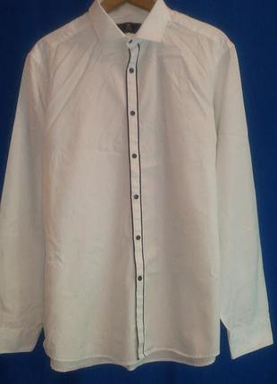 Біла красива оригінальна сорочка з чорними гудзиками