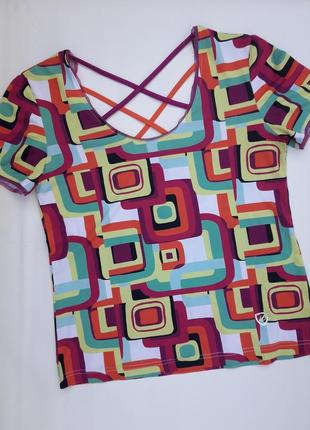 Яркая спортивная футболка в геометрический принт бренда limited sports