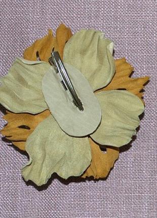 Ніжна шкіряна брошка-шпилька у вигляді квітки3 фото