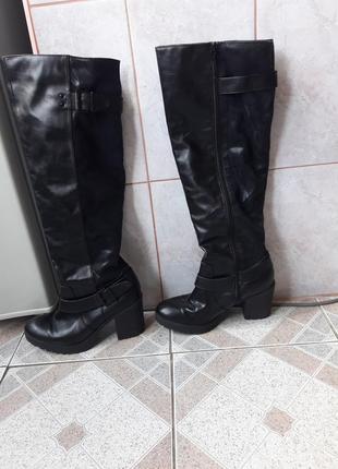 Абсолютно новые черные сапоги на толстом каблуке