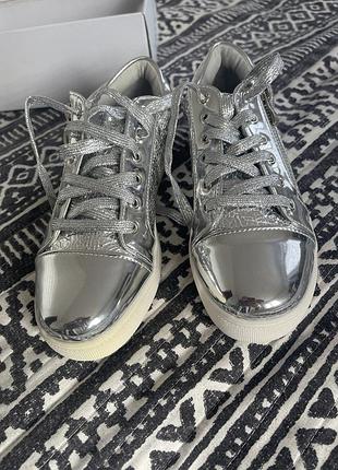 Нові срібні кросівки ( кеди) 38 р