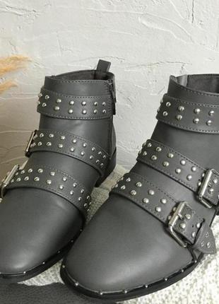 Круті черевики челсі з закльопками пряжками сірі primark8 фото