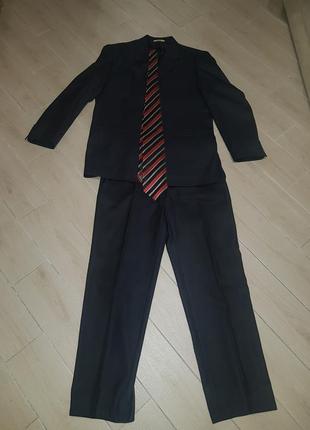 Чоловічий костюм із сорочкою та краваткою1 фото