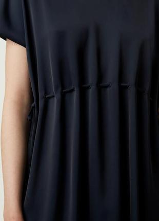 Атласное черное платье tamina с завязками на шнурке спереди4 фото