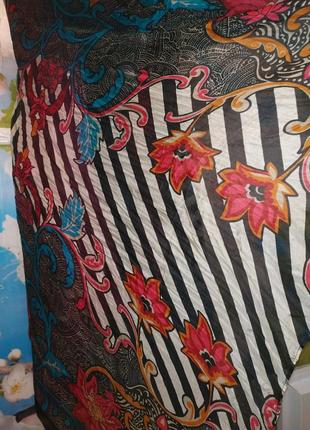 Шелковый палантин огромный,яркий.