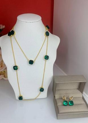 Стильний брендовий набір прикрас: довгий золотий ланцюжок з смарагдовими камінчиками + сережки