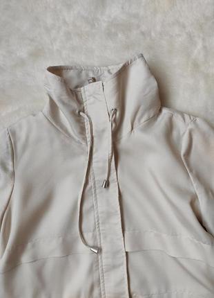 Белая кремовая бежевая короткая куртка ветровка парка деми с высоким воротником на молнии натуральна9 фото