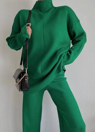 Жіночий теплий костюм зелений  широкі штани на високій посадці і кофта довга з розрізами зеленый широкие брюки длинная кофта однотонный теплый3 фото