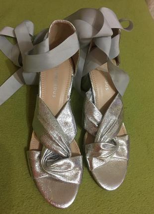 Босоножки на каблуке с балетными завязками glamorous3 фото