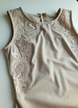 Силуетне ошатне однотонне плаття міні