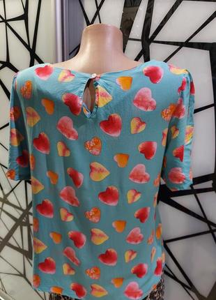 Нежная футболка, блуза next в разноцветные сердечки с вертикальной оборкой 46-483 фото