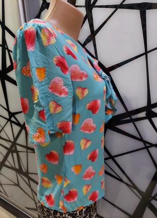 Нежная футболка, блуза next в разноцветные сердечки с вертикальной оборкой 46-487 фото