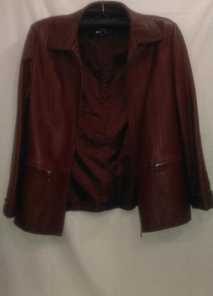 Шкіряна куртка бордового кольору3 фото