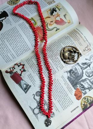 Намисто із бісера із фурнітурою в формі черепа.