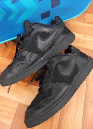 Фірмові кросівки на шнурках. оригінал!