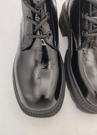 Жіночі демісезонні лакові чоботи на масивній підошві женские черные сапоги на грубой подошве rispett4 фото