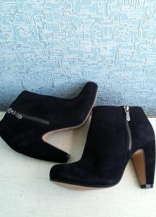 Чарівні шкіряні (замшеві) ботільони ботинки clarks на підборах