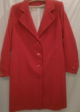 Кардиган ручної роботи яскраво червоного кольору на білій підкладці