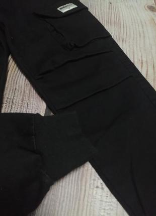 Коттоновые брюки - джоггеры, на резинке, с накладными карманами4 фото