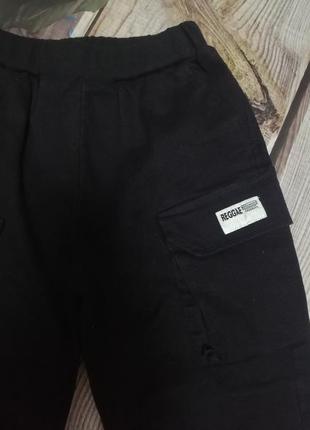 Коттоновые брюки - джоггеры, на резинке, с накладными карманами6 фото