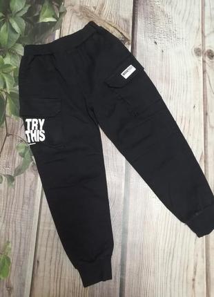 Коттоновые брюки - джоггеры, на резинке, с накладными карманами2 фото