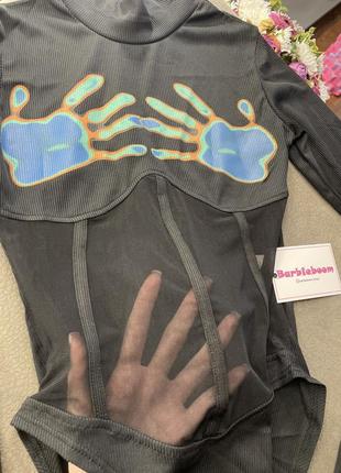 Боди черный сетка со следами отпечатками рук на груди с длинным рукавом3 фото
