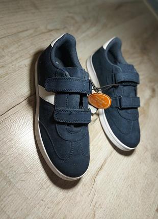 Фірмові кросівки