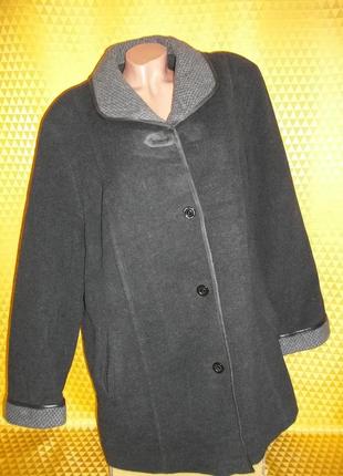 Жіноче кашемірове пальто.