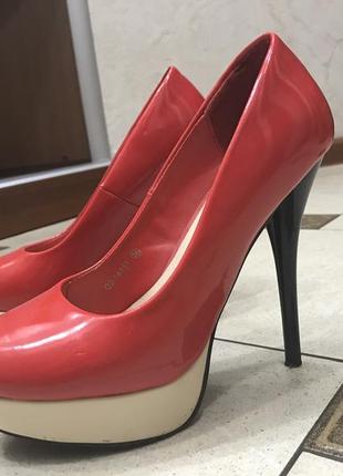 Эффектные красные лаковые туфли на шпильке1 фото