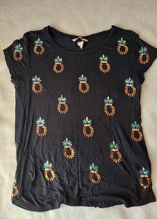 Футболка з декором