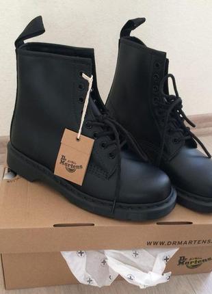 dr martens mono 39