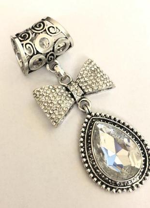 Держувач для косинок з білим кристалом і білими стразами 10sм+-