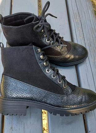 Стильные демисезонные ботинки на шнуровке papaya