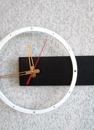 Черно-белые настенные часы в стиле минимализм для дома или офиса.