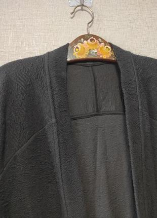 Класний чорний жіночий кардиган із фактурної тканини з кишенями  довга кофта без застібок2 фото