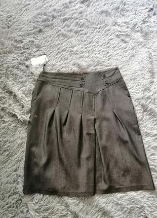 Класична спідниця дуже гарної якості але з дефектом кілька плям на кшталт ацетону і не знаю як вигор