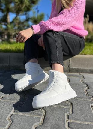 Зимние белые кроссовки