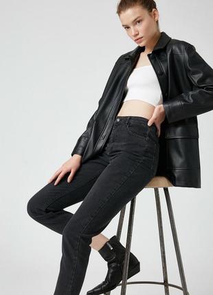 Базовые чёрные зауженные джинсы